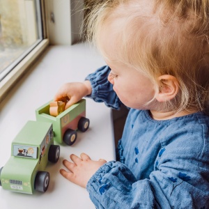 Camion din lemn pentru transport animale de ferma, Orange Tree Toys - Img 3
