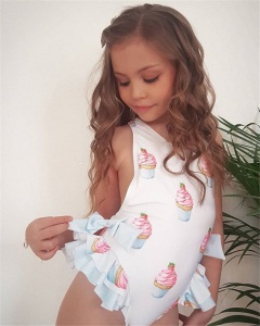 Costum de baie cu briose si fundite
