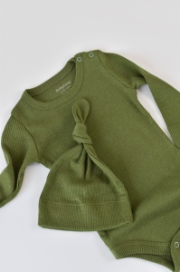 Set 3 piese: body cu maneca lunga, panataloni lungi cu botosei si caciulita din bumbac organic si modal - Verde