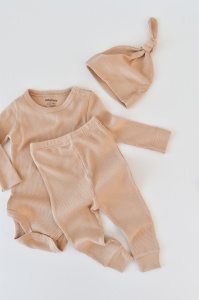 Set 3 piese: body cu maneca lunga, pantaloni lungi si caciulita din bumbac organic si modal - Somon, BabyCosy