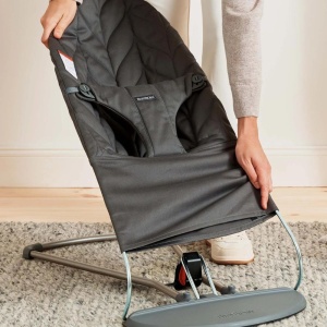 BabyBjorn - Balansoar Bliss Anthracite cu aspect delicat de petala, tesatura matlasata - Img 2