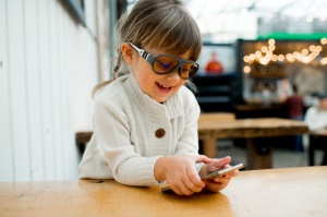 Ochelari de soare pentru copii MOKKI Click & Change ScreenSafe, protectie ecran, 2-5 ani, gri