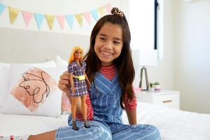 PAPUSA BARBIE FASHIONISTA CU ROCHIE TIP BLAZER ROZ IN CAROURI - Img 3