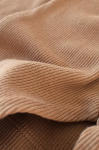 Set 3 piese: bluzita cu maneca lunga, panataloni lungi si caciulita din bumbac organic si modal - Maro, Baby Cosy