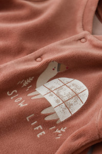 Set Broscuta cu salopeta si body din 80%bumbac organic si 20% poliester - Caramiziu, Baby Cosy