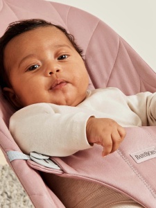 BabyBjorn - Balansoar Bliss Dusty Pink cu aspect delicat de petala, tesatura matlasata, cu bara de jucarii inclusa - Img 4