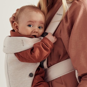 BabyBjorn - Marsupiu anatomic Mini, cu pozitii multiple de purtare, Light Beige, 3D Jersey - Img 4