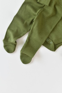 Set 3 piese: body cu maneca lunga, panataloni lungi cu botosei si caciulita din bumbac organic si modal - Verde