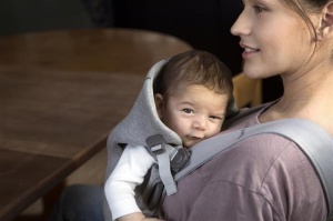 BabyBjorn - Marsupiu anatomic Mini, cu pozitii multiple de purtare, Light Grey, 3D Jersey - Img 5
