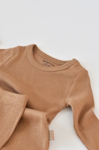 Set 3 piese: body cu maneca lunga, panataloni lungi cu botosei si caciulita din bumbac organic si modal - Maro