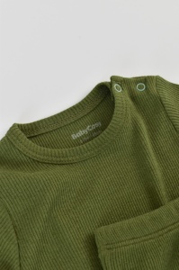 Set 3 piese: body cu maneca lunga, panataloni lungi cu botosei si caciulita din bumbac organic si modal - Verde