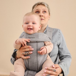 BabyBjorn - Marsupiu anatomic Mini, cu pozitii multiple de purtare, Dusty Pink, Tesatura - Img 4