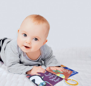Cartea interactiva pentru bebelusi cu accesoriu de dentitie BabyJem