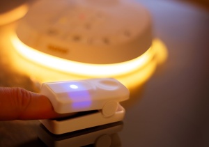 Neno Lumia – Lampă de veghe pentru bebeluși cu lumini, sunete și pulsometru - Img 13