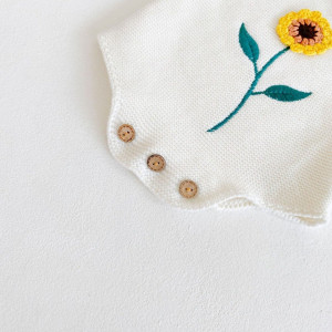 Salopeta tricotata cu floarea soarelui