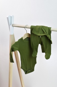 Set 3 piese: body cu maneca lunga, panataloni lungi cu botosei si caciulita din bumbac organic si modal - Verde