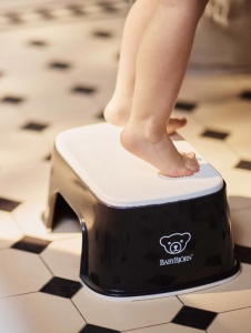 BabyBjorn – Treapta inaltator pentru baie – Step Stool – Black / White - Img 3