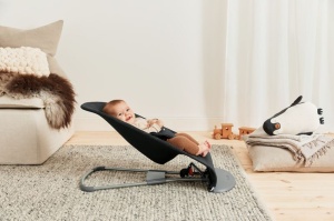 BabyBjorn - Balansoar Bliss Black din tesatura matlasata cu aspect Clasic - Img 3