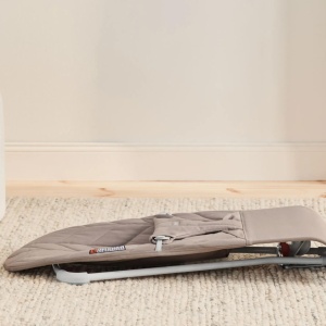 BabyBjorn - Balansoar Bliss Sand Gray cu aspect delicat de petala, tesatura matlasata - Img 5