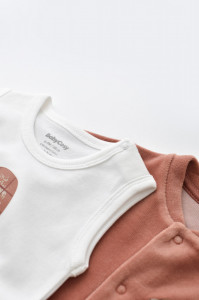 Set Broscuta cu salopeta si body din 80%bumbac organic si 20% poliester - Caramiziu, Baby Cosy