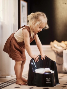 BabyBjorn - Olita cu protectie spate Potty Chair Black/White - Img 3