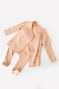 Set 4 piese: bluza, pantaloni, caciulita si manusi din bumbac organic si modal - Somon, Baby Cosy