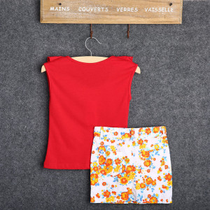 Set tricou rosu cu volanas si fusta cu floricele