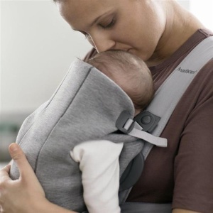 BabyBjorn - Marsupiu anatomic Mini, cu pozitii multiple de purtare, Light Grey, 3D Jersey - Img 2