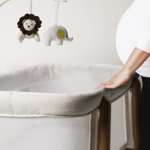 BabyGo - Patut cu cadru din Lemn si Bara de Jucarii Sleepgood Mesh - Img 2