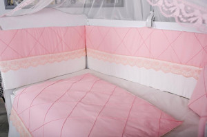 Lenjerie MyKids 9 piese Squars alb-roz cu baldachin 120x60 cm