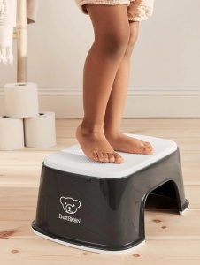 BabyBjorn – Treapta inaltator pentru baie – Step Stool – Black / White - Img 4