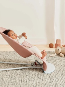 BabyBjorn - Balansoar Bliss Dusty Pink cu aspect delicat de petala, tesatura matlasata, cu bara de jucarii inclusa - Img 5
