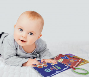 Cartea interactiva pentru bebelusi cu accesoriu de dentitie BabyJem