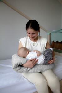 Perna multifunctionala pentru alaptat si gravide cu suport detasabil pentru cap BabyJem