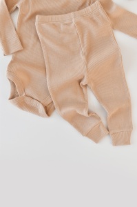Set 3 piese: body cu maneca lunga, pantaloni lungi si caciulita din bumbac organic si modal - Somon, BabyCosy