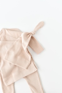 Set 4 piese: bluza, pantaloni, caciulita si manusi din bumbac organic si modal - Blush, Baby Cosy