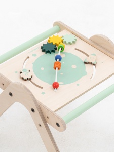 Antepremergator din lemn 2 in 1 MamaToyz cu masuta de activitati