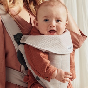 BabyBjorn - Marsupiu anatomic Mini, cu pozitii multiple de purtare, Light Beige, 3D Jersey - Img 3