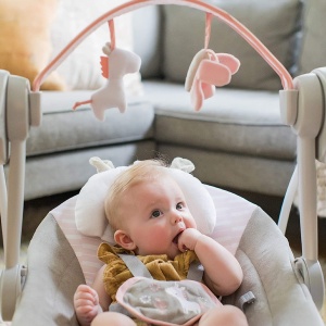 Ingenuity - Leagan portabil Comfort 2 Go Flora the Unicorn