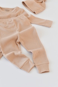 Set 3 piese: body cu maneca lunga, pantaloni lungi si caciulita din bumbac organic si modal - Somon, BabyCosy