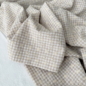 Bumbac Seersucker in carouri cu broderie - Vichy Floral Sand - Img 3