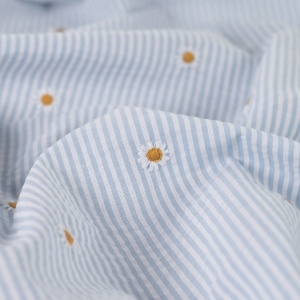Bumbac Seersucker in dungi cu broderie - Daisy Blue