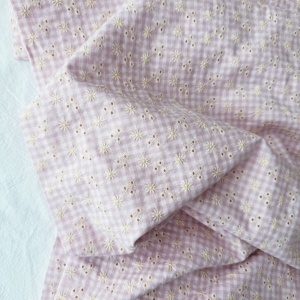 Cupon 45 cm - Bumbac Seersucker in carouri cu broderie - Vichy Floral Rose
