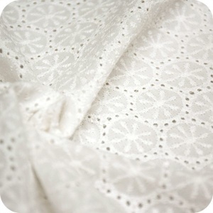 Bumbac subtire cu broderie Deluxe Ivory - cupon 1.1m