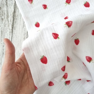 Cupon 1.2m - Muselina imprimata digital cu capsuni - Strawberry White