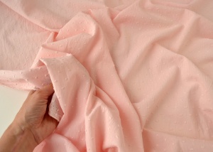 Cupon 65 cm - Voal de bumbac cu buline brodate - Plumetis Blush - Img 3