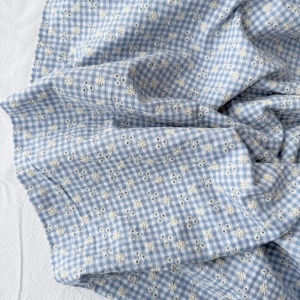 Bumbac Seersucker in carouri cu broderie - Vichy Floral Blue