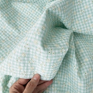 Bumbac Seersucker in carouri cu broderie - Vichy Floral Mint - Img 3