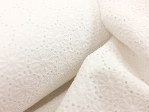 Bumbac subtire cu broderie Deluxe Ivory - cupon 1.1m - Img 3