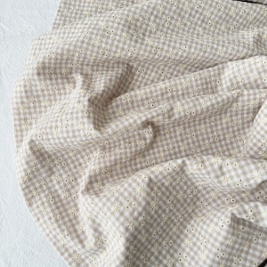 Bumbac Seersucker in carouri cu broderie - Vichy Floral Sand